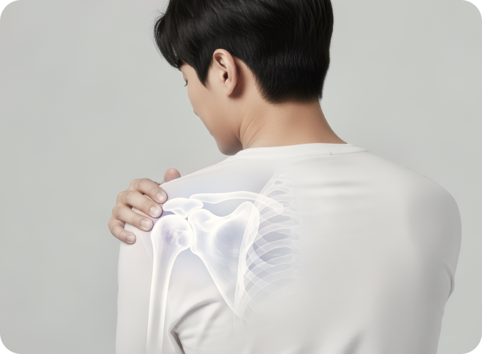 어깨를 부여잡은 남성